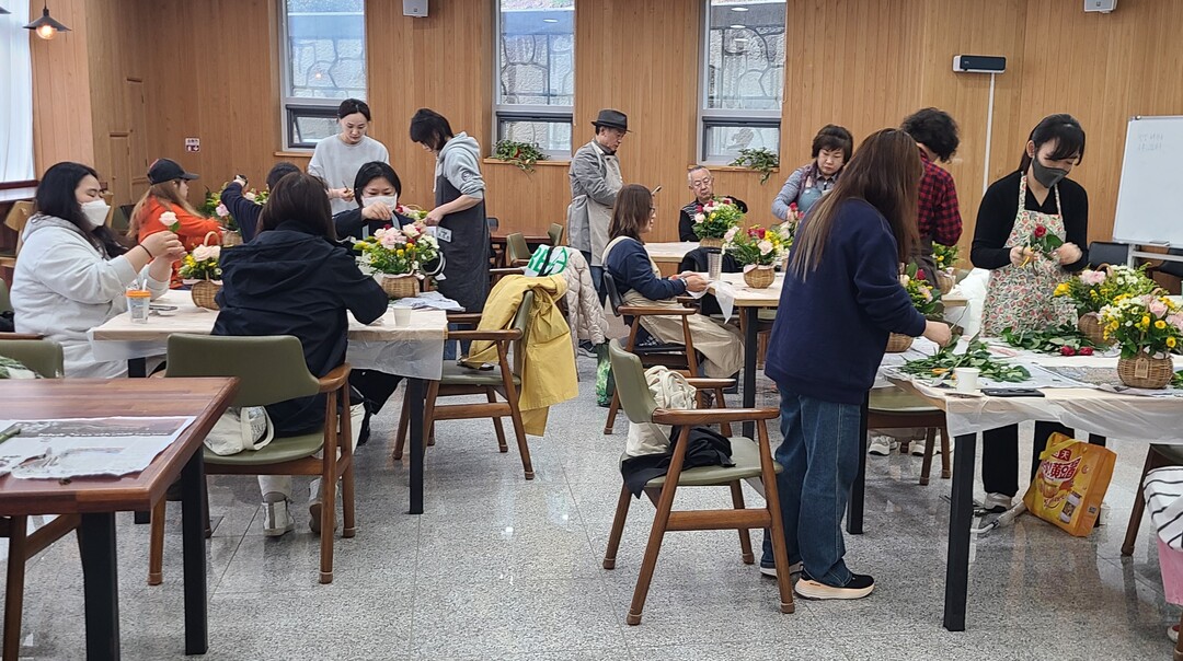 지난해 용인특례시 원예교육 수강생들이 교육받고 있는 모습. 용인시 제공