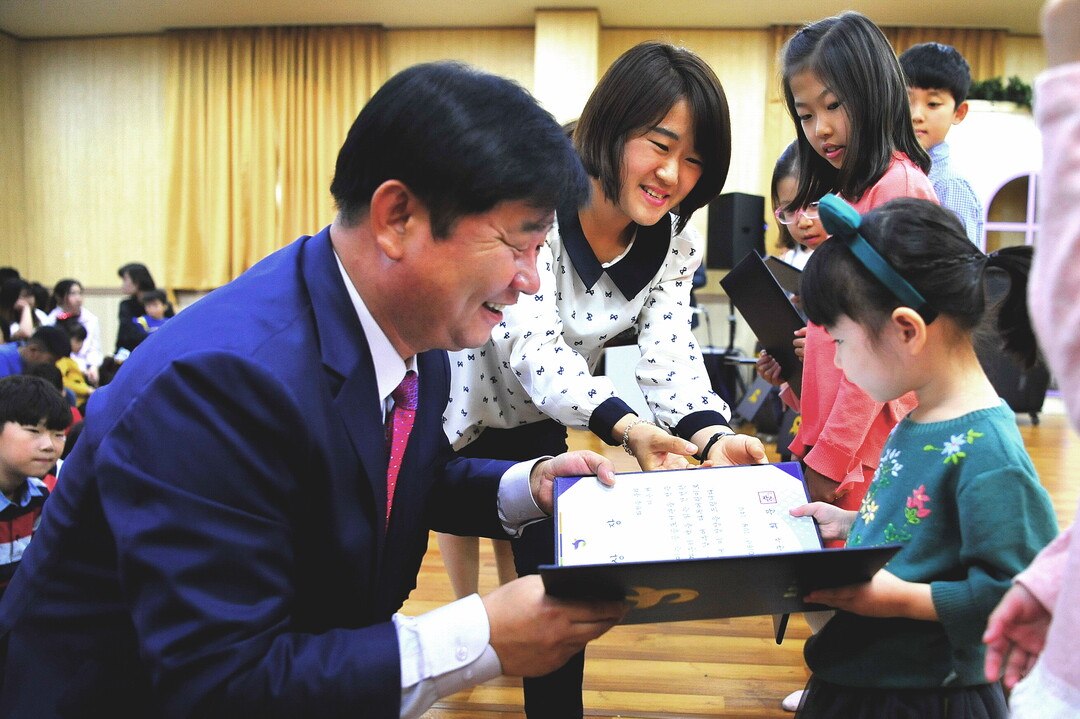 최문순 군수가 화천 어린이도서관 이용 어린이에게 상장을 전달하고 있다.