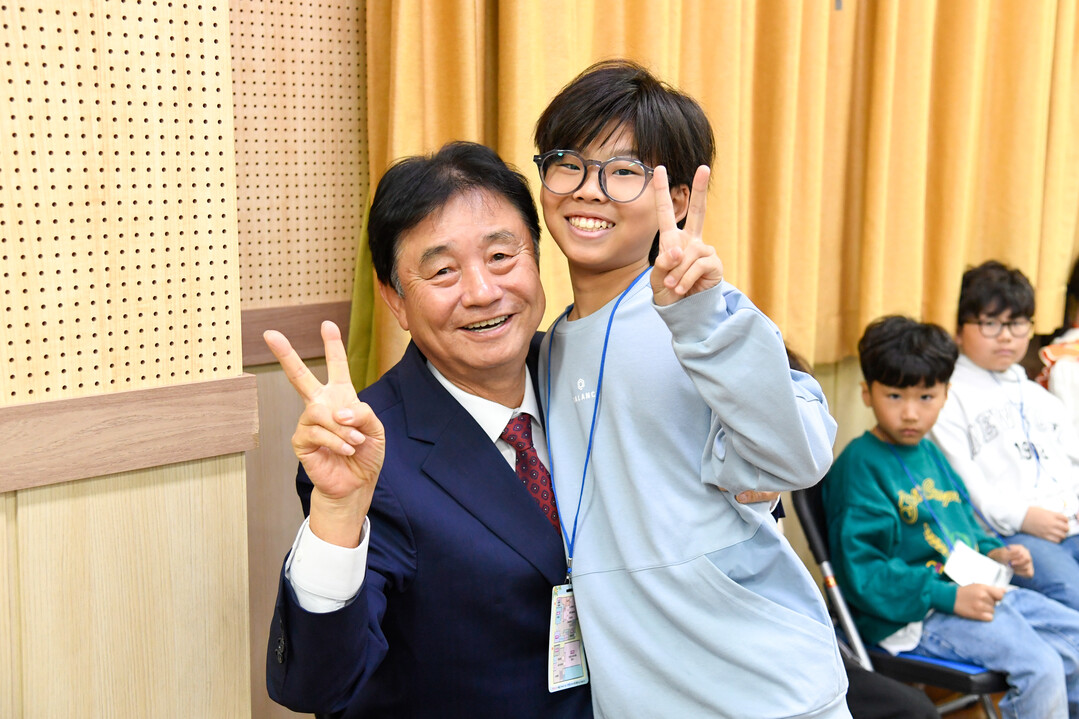 화천 어린이 도서관 이용 어린이와 최문순 군수