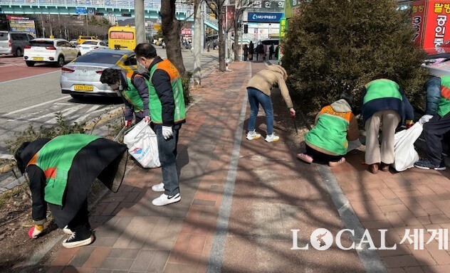 부산 북구 화명1동지역자율방재단원들이 새봄맞이 관내 환경정비활동을 하고 있다. 북구청 제공