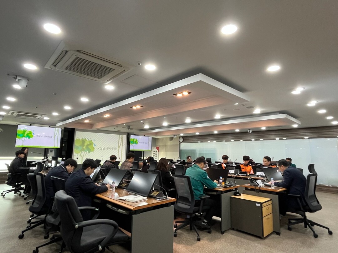 용인시는 26일 시청 재난상황실에서 봄철 산불 예방을 위한 관계기관 대책 회의를 개최했다. 용인시 제공