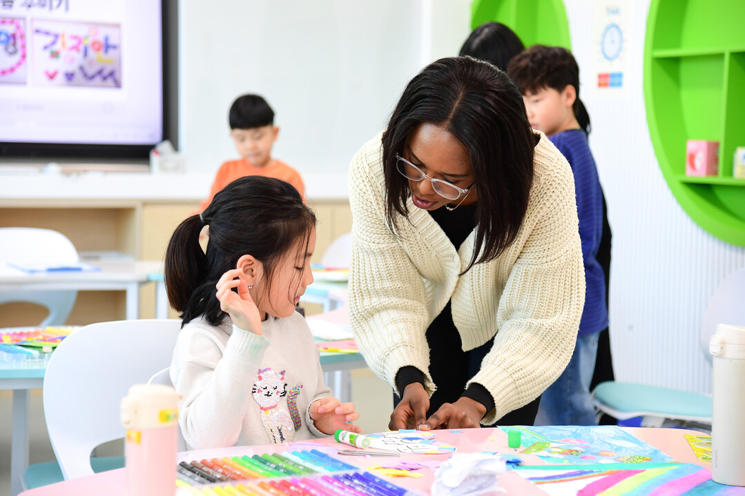 화천커뮤니티센터에서 원어민 영어 수업 중인 어린이와 교사