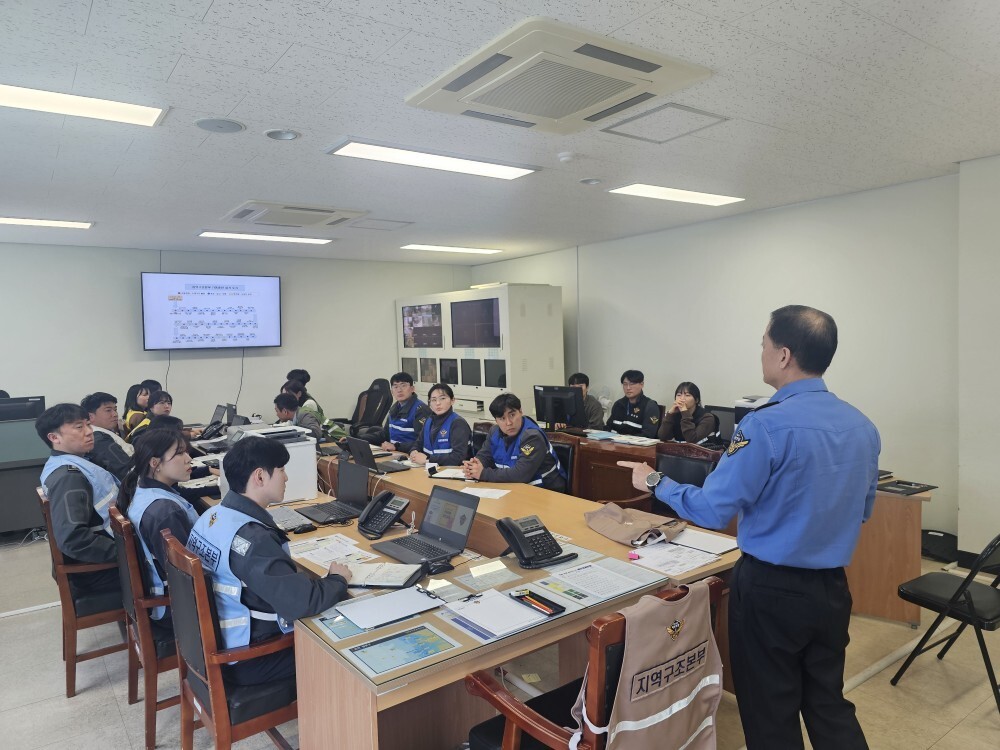 군산해경 변용호 경비구조과장이 원활한 지역구조본부 운영을위해 당부사항을 전달하고 있다.군산해경 제공