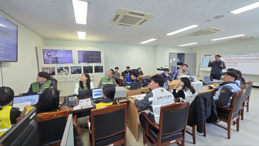 채수성 수색구조계장이 대규모 인명피해 발생을 대비한 경비함정 지원 및 비상소집 등 절차를 설명하고 있다.군산해경 제공