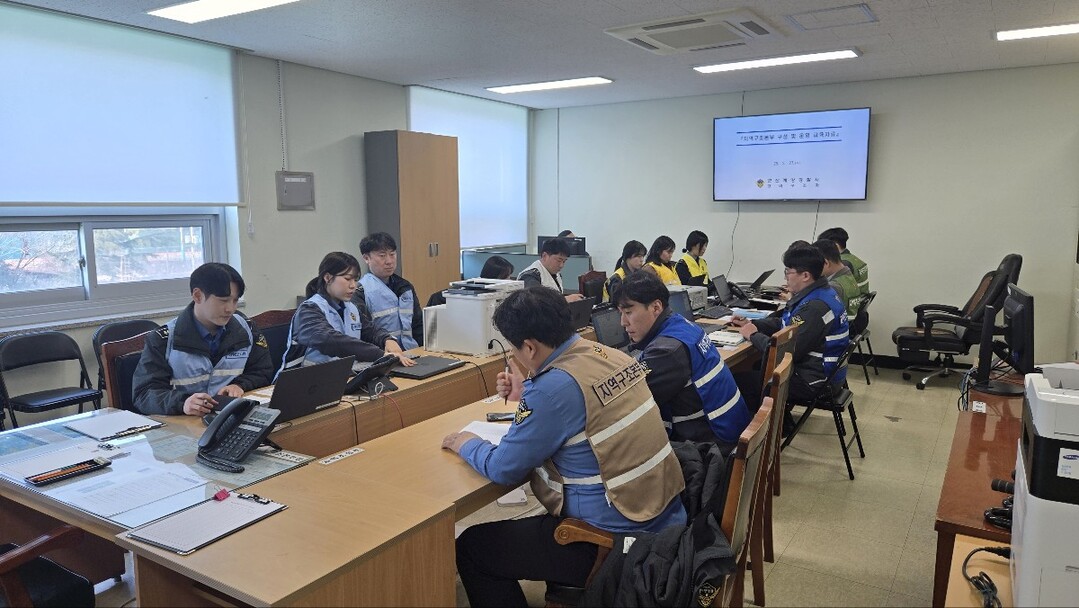 채수성 수색구조계장이 대규모 인명피해 발생을 대비한 경비함정 지원 및 비상소집 등 절차를 설명하고 있다.군산해경 제공