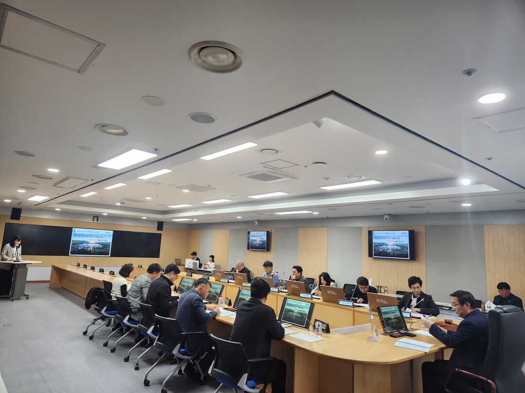 지난 26일 용인특례시청 영상회의실에서 열린 2025년 적극행정위원회 회의 모습.용인시 제공