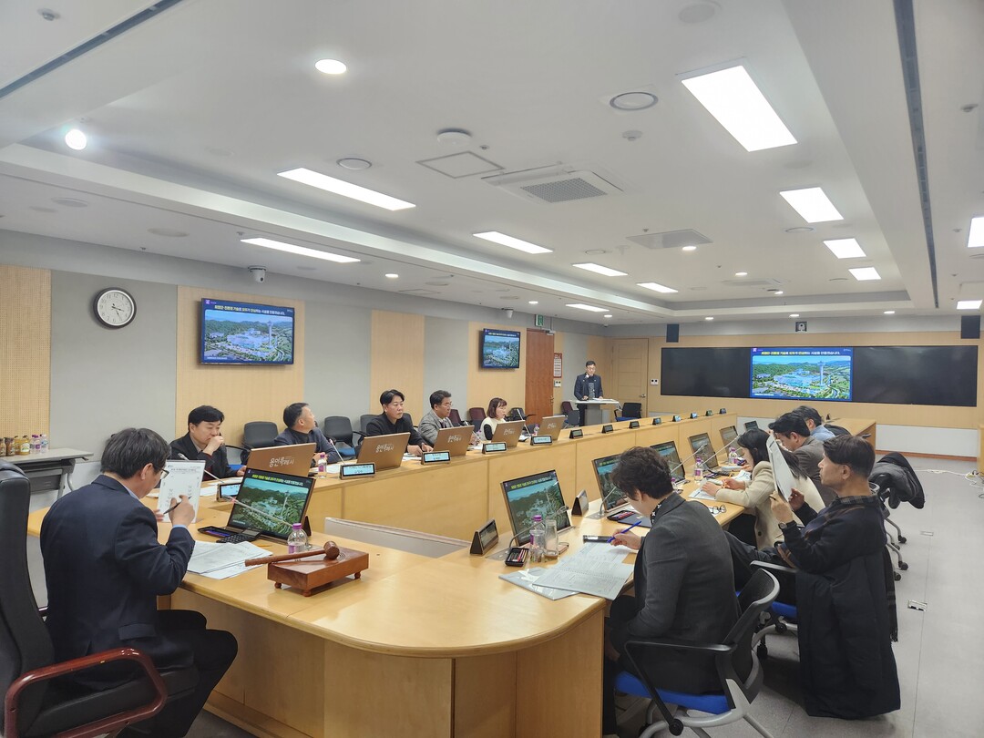 지난 26일 용인특례시청 영상회의실에서 열린 2025년 적극행정위원회 회의 모습.용인시 제공