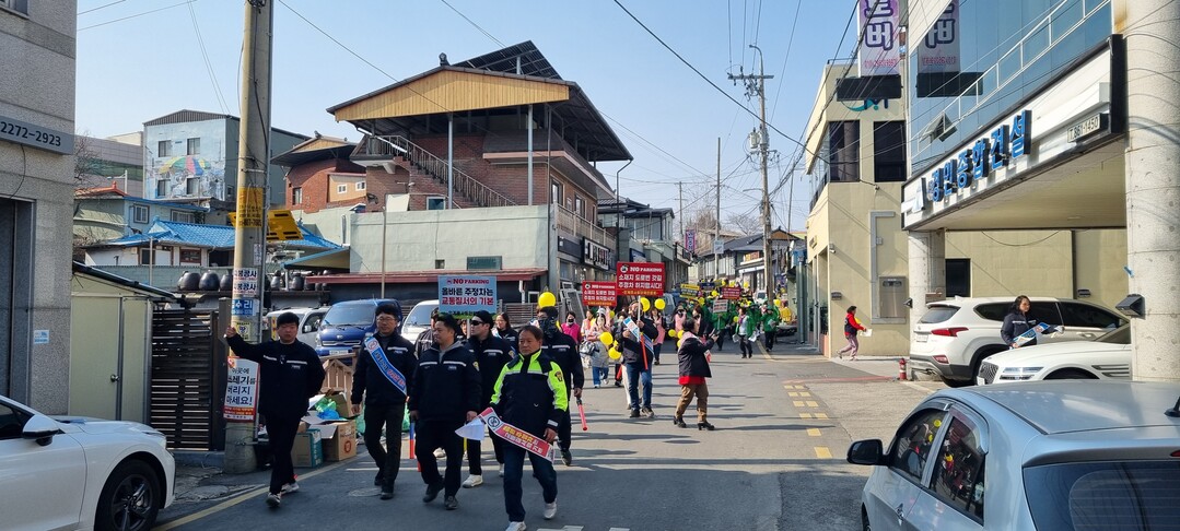 의성군 안계면은 지난 26일 살기좋은 생활환경 조성과 질서있는 지역 이미지를 심어주기 위해 기초질서 확립 캠페인을 펼쳤다.의성군 제공