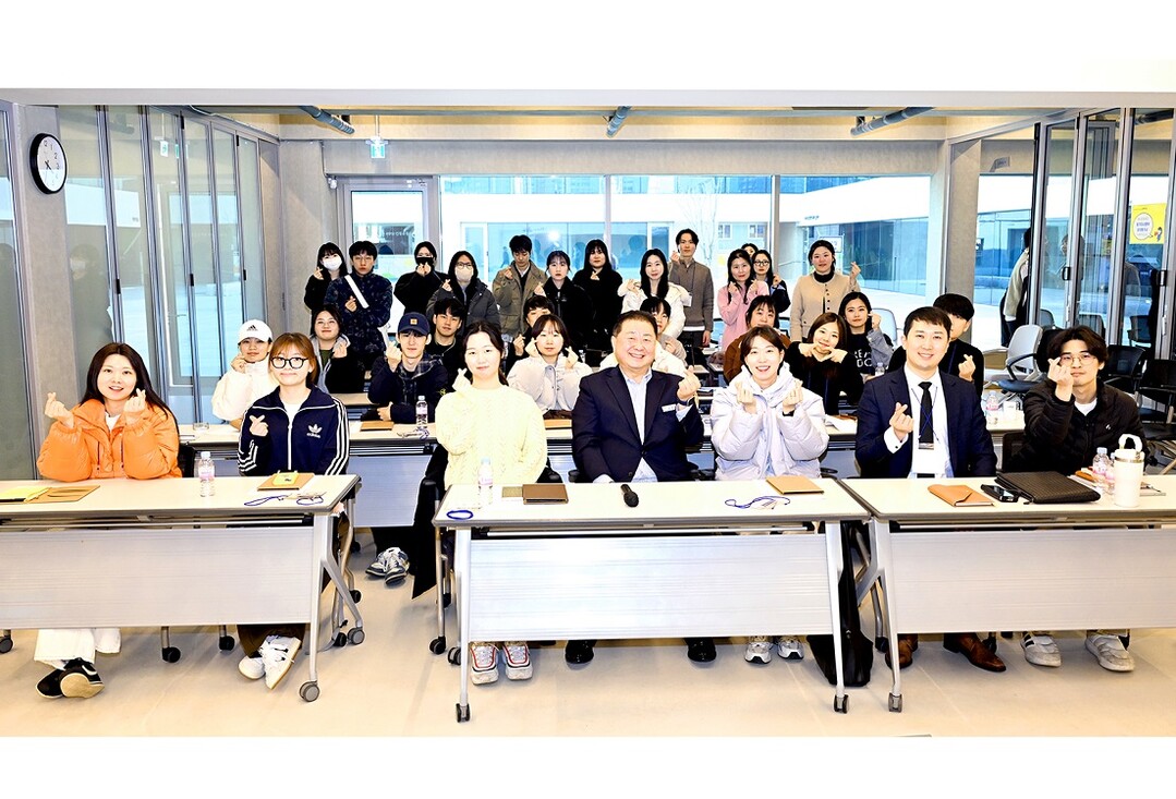 파주시는 지난 27일 파주시 청년들의 권익 증진과 사회진출 지원을 위해 금촌어울림센터에서 ’청년과 함께하는 이동시장실‘을 개최했다.파주시 제공