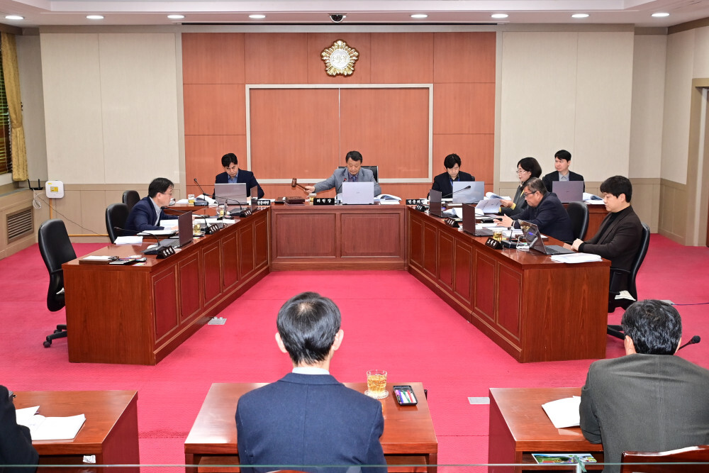 제289회 화천군의회(임시회) 제1차 예산결산 특별위원회가 열리고 있다.