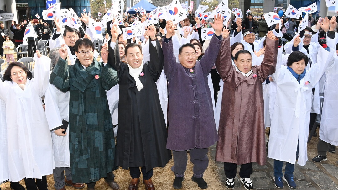 이재준 시장, 이재식 수원시의회 의장 등 참석자들이 “대한독립 만세!”를 외치고 있다. 