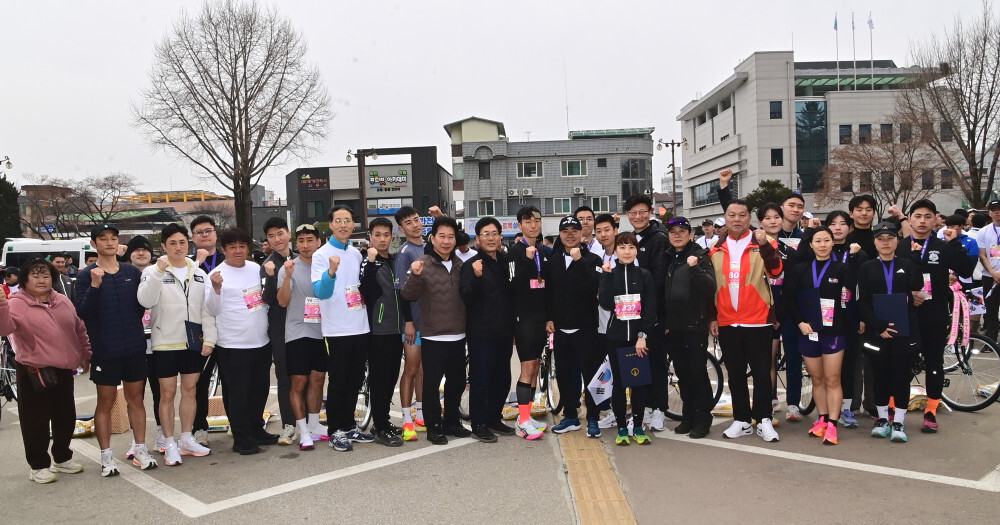 106주년 3.1절 기념, 화천군민 건강 달리기 대회 참석자들이 기념촬영을 하고 있다. 