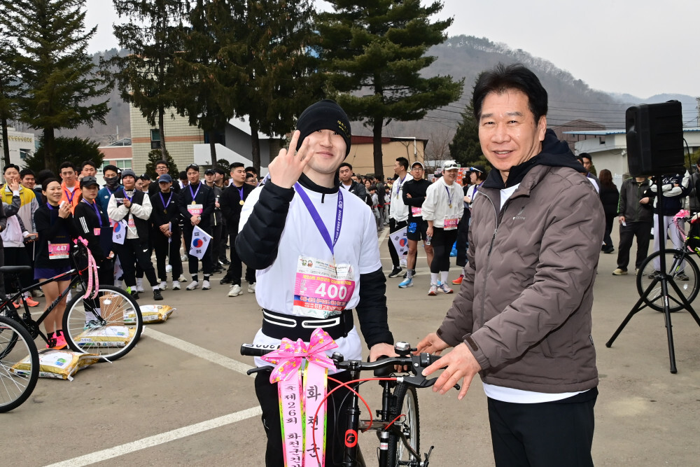 류희상 의장이  106주년 3.1절 기념, 화천군민 건강 달리기 대회 경품 당첨자와 기념촬영을 하고 있다.