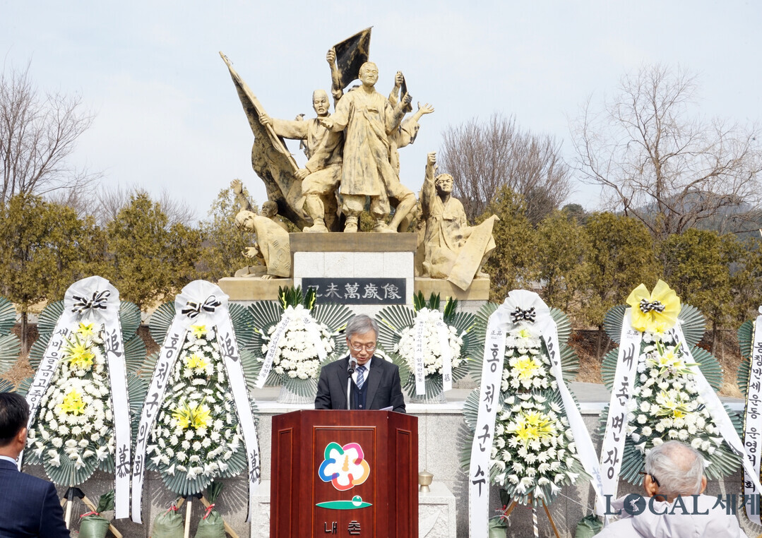 김재영 교수가 독림선언문을 낭독하고 있다.