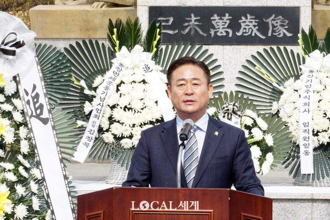 신영재 홍천군수가 기념사를 하고 있다.