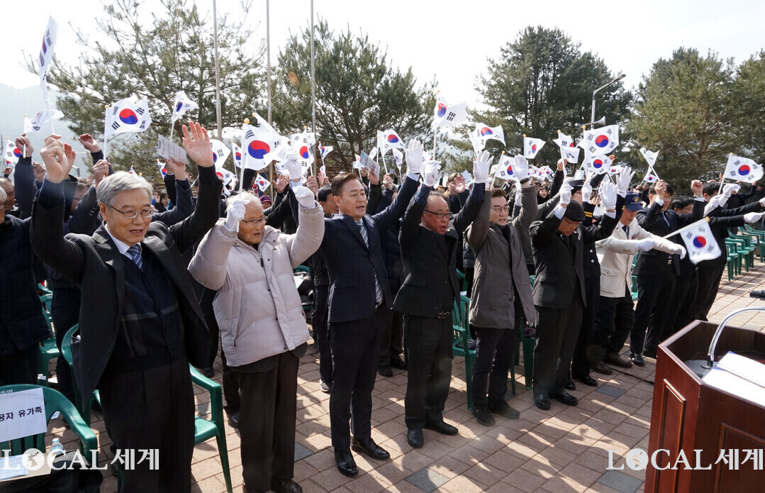 1일 홍천군 내촌면 동창기미만세공원에서 열리 제106주년 3‧1절 동창만세운동 기념식에서 만세삼창을 하고 있다.