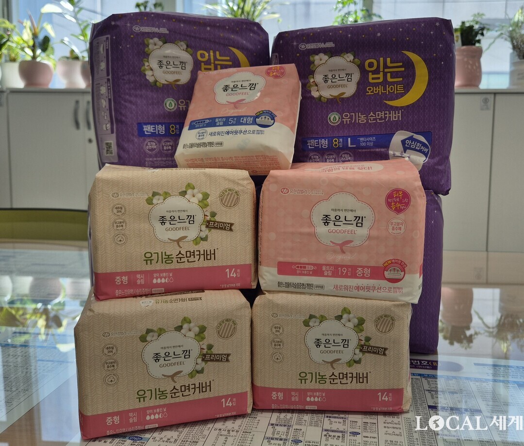 지난달 25일 한 익명의 주민이 차로 싣고 와 부산 북구 덕천2동행정복지센터에 내려 놓은 유기농 순면 위생용품 더미. 북구청 제공