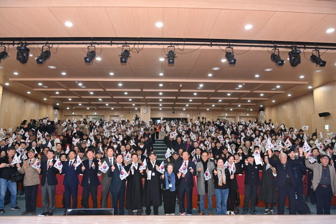 1일 시청 별관 대강당에서 열린 제106주년 3.1절 기념식에서 주요 내빈 및 시민들과 함께 기념촬영을 하고 있다. 하남시 제공