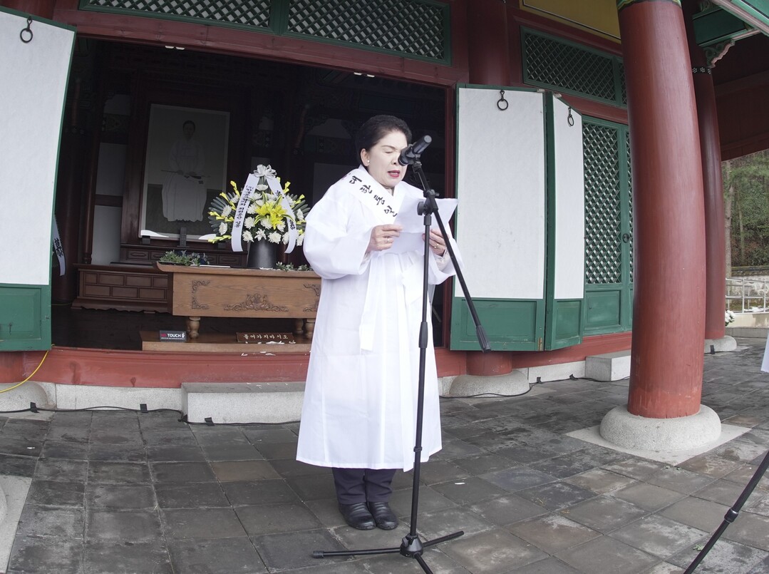 신통일한국 시대를 위한 3.1운동 106주년 기념 대한통일만세운동 및 평화행진에서 격려사를 하는 김수연 세계평화여성연합 한국 공동회장