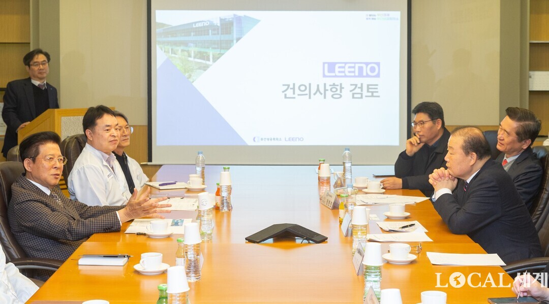 4일 부산상의 회장단과의 현장간담회에서 리노공업㈜ 이채윤(왼쪽 앞) 회장이 양재생(오른쪽) 부산상의 회장에게 “미음산단 일대 근로자들의 근무여건 개선을 통한 산단 내 기업들의 인력난을 해결하기 위한 방편으로 교통·주차 문제 해결이 최우선 과제다”라고 애로를 호소하고 있다. 진지하게 경청한 양 회장은 “낙동강 횡단교량 조속한 추가건설 등 교통인프라 확대 통한 해결방안 꼭 마련하겠다”라고 강력한 의지를 표명했다. 부산상의 제공