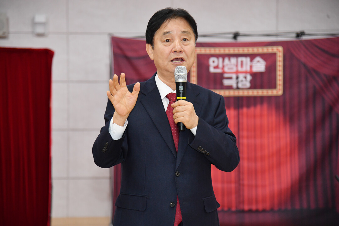 최문순 군수가 2025년 화천커뮤니티센터 신입생 입학 행사에서 인사말을 하고 있다.