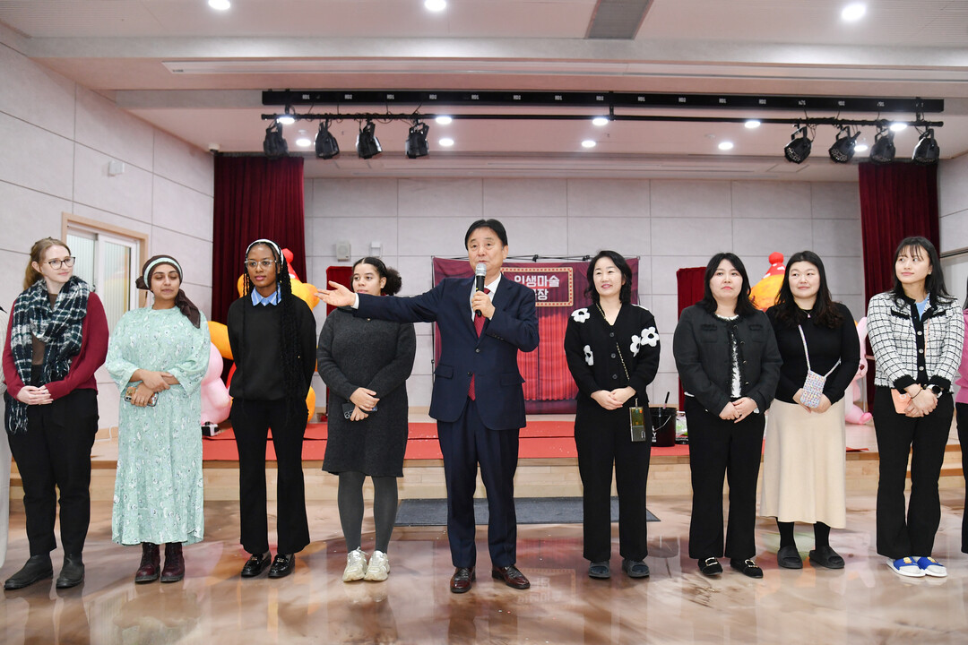 최문순 군수가 2025년 화천커뮤니티센터 신입생 입학 행사에서 교사들을 소개하고 있다.