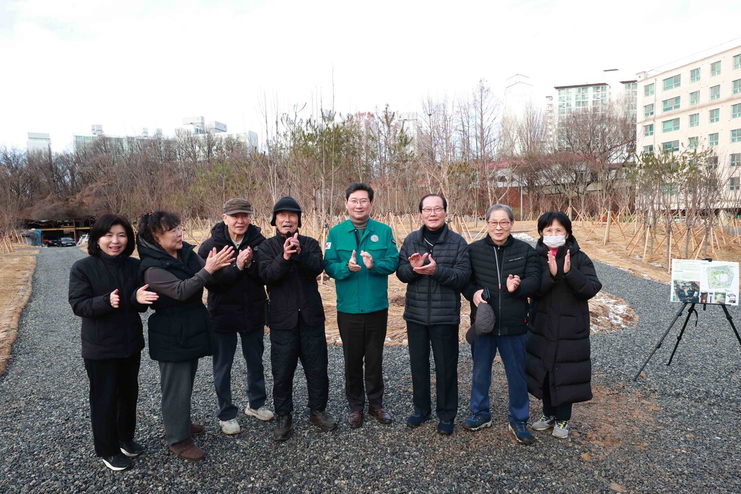4일 수지구 죽전동 미세먼지 차단숲 조성 현장을 방문한 이상일 용인특례시장이 주민들과 함께 미세먼지 차단숲 조성을 축하하며 기념사진을 찍고 있다.