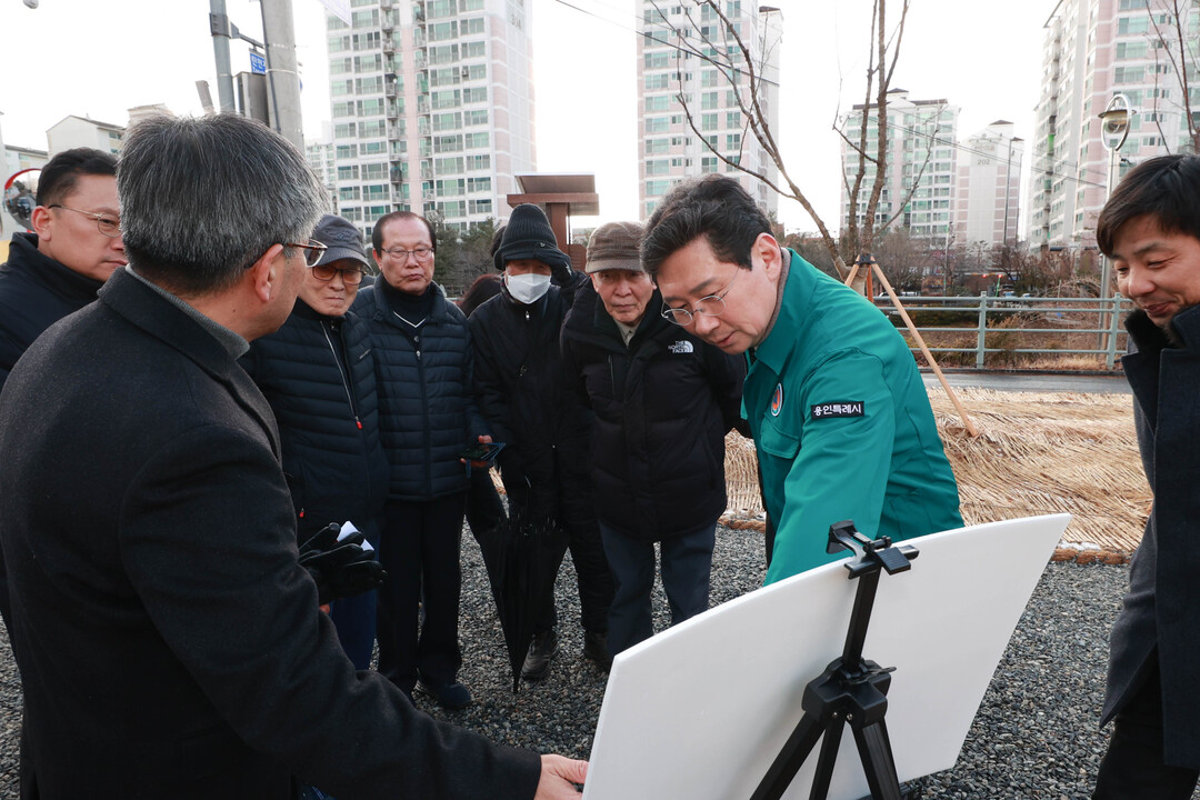 4일 수지구 죽전동 미세먼지 차단숲 조성 현장을 방문한 이상일 용인특례시장이 현장점검을 하고 있다.
