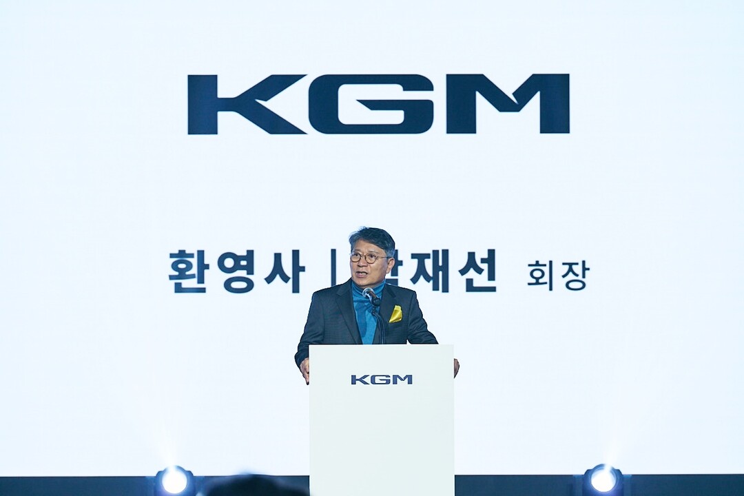 곽재선 회장이 무쏘 EV 신차발표회에서 인사말을 하고 있다. KGM 제공