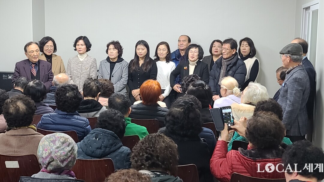 부산향토학교는 특히 지난해 연말 이사장과 교사, 스태프들이 십시일반 2400여만원을 기부해 교실, 교무실 등 학교 새단장을 완료했다. 사진은 전현직 교사들로 구성된 자원봉사교사들이 입학생들에게 자기 소개를 하고 있는 장면.