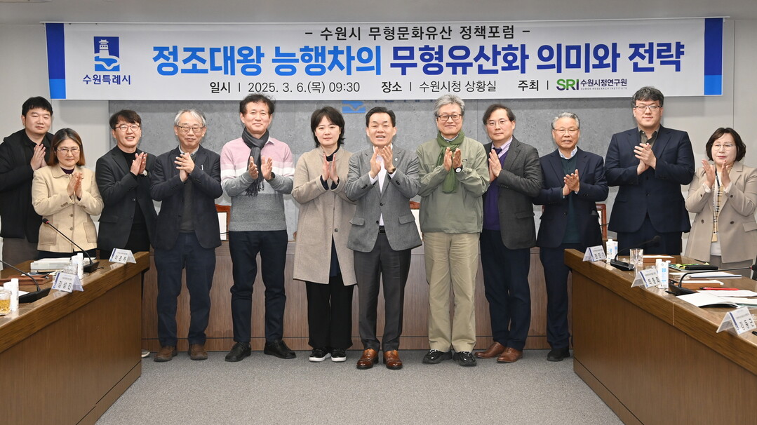 이재준 시장(오른쪽 6번째)과 참석자들이 함께하고 있다. 