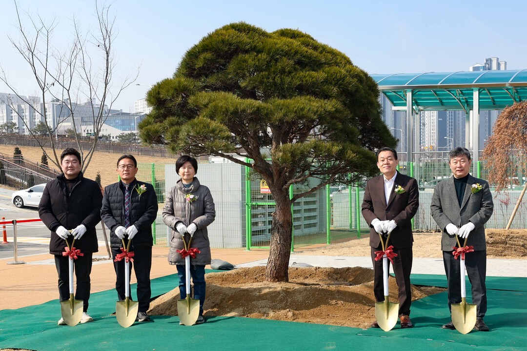 김정렬 부의장(오른쪽부터), 이재준 시장, 백혜련 의원 등이 기념 식수 후 기념촬영을 하고 있다. 