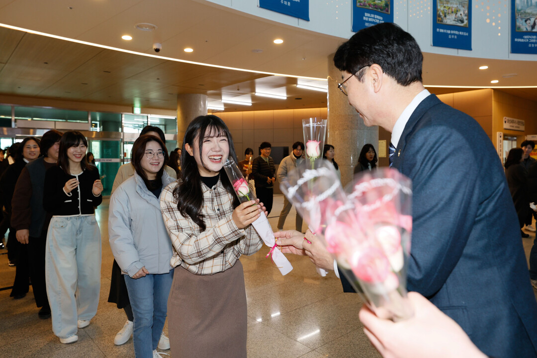 정명근 시장이 여성의 날을 맞아 시청에서 여성 공직자에게 빵과 장미를 선물하고 있다. 화성시 제공