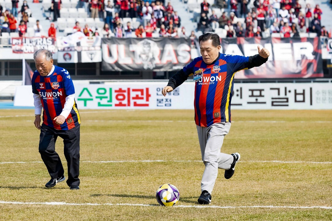 이재준 수원시장이 시축하고 있다. 수원시 제공