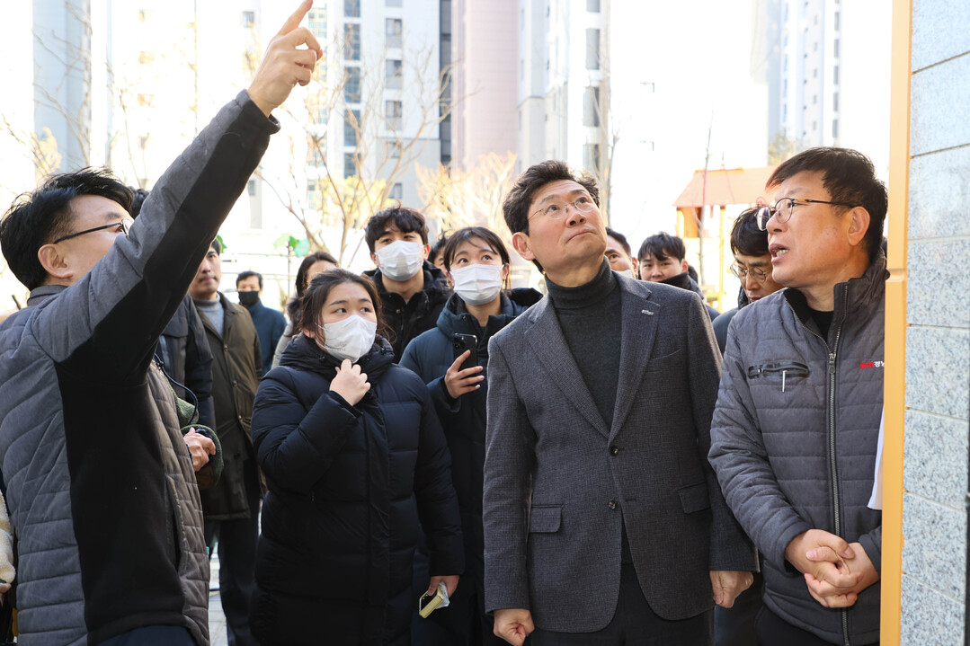 이상일 용인특례시장이 경남아너스빌 디센트 건설 현장을 방문해 보수가 필요한 부분을 살피고 있다.