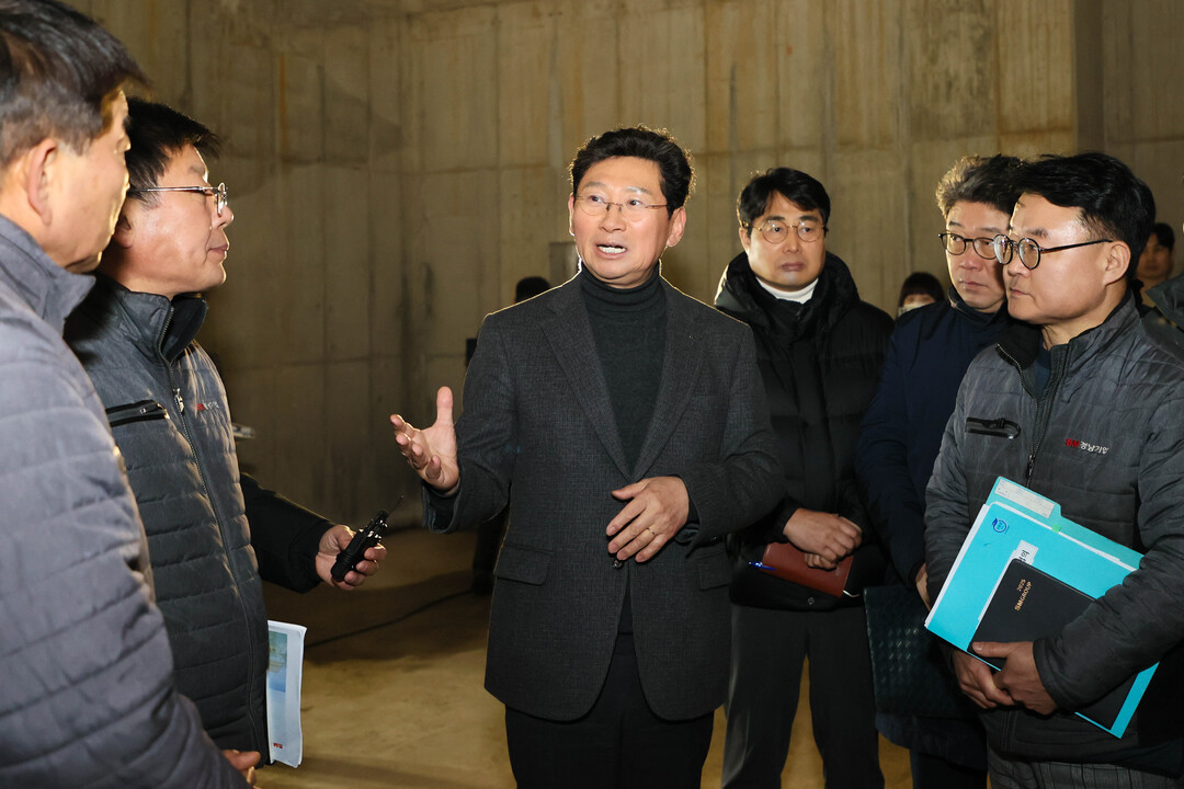 이상일 용인특례시장이 경남아너스빌 디센트 건설 현장을 방문해 상황을 살피고 있다. 용인시 제공