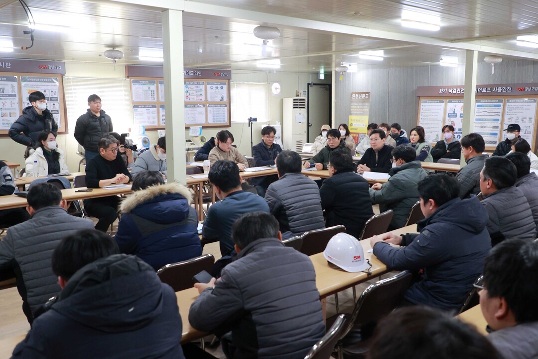 이상일 용인특례시장이 지난 1월 18일 경남아너스빌 디센트 건설 현장을 방문해 공사관계자와 입주예정자들이 참석한 회의를 주재하고 있는 모습.
