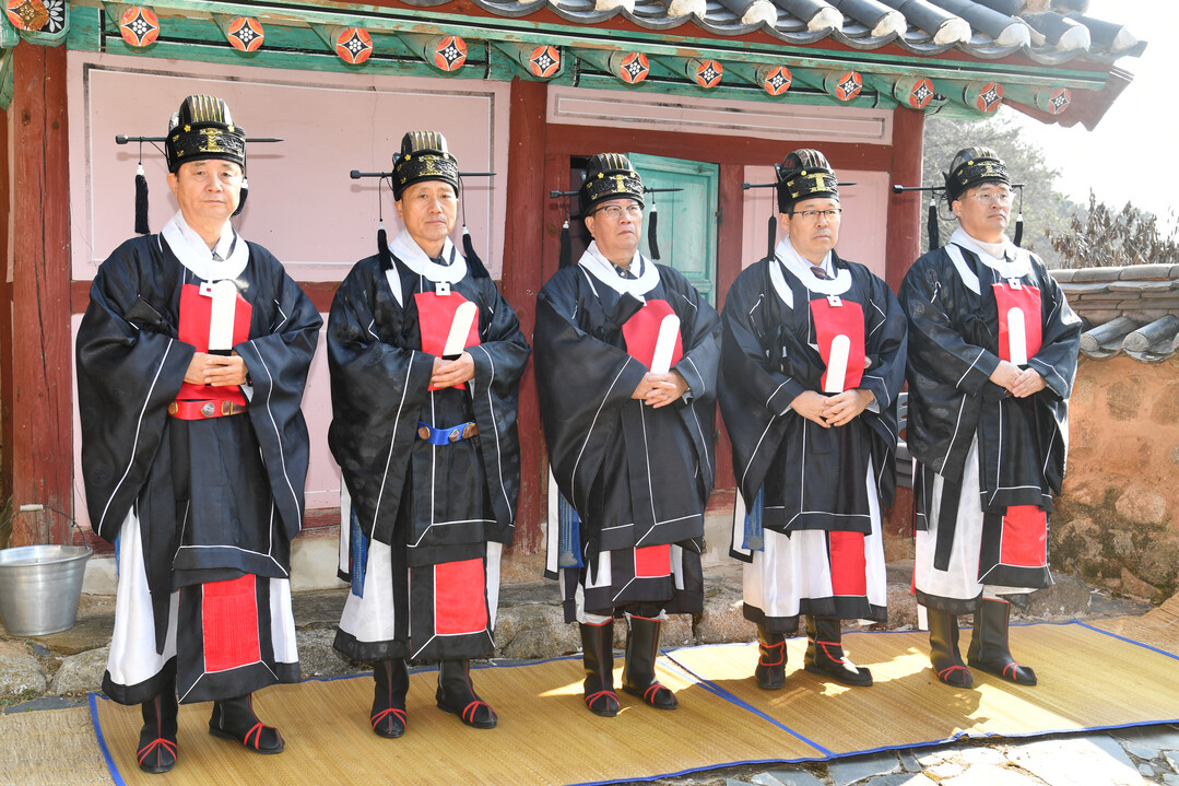 2025 화천향교 춘기 석전제가 9일 화천향교에서 최문순 군수, 오영교 전교, 조웅희 부의장을 비롯한 유림 등이 참석한 가운데 봉행됐다.