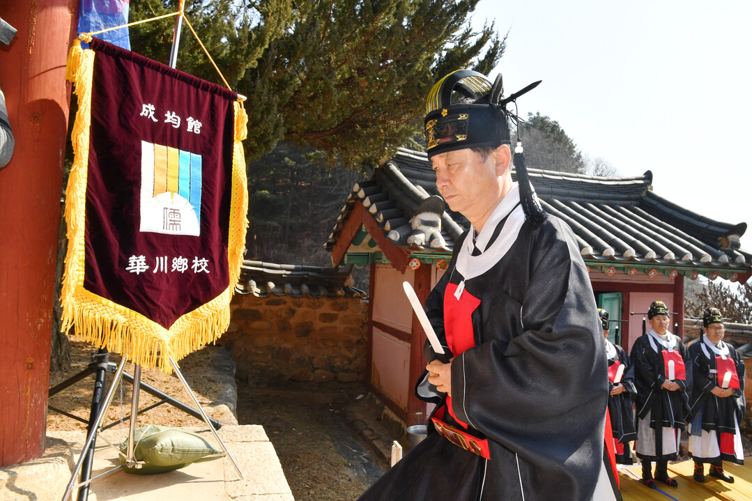 최문순 군수가 2025 화천향교 춘기 석전제에서 예를 올리고 있다.