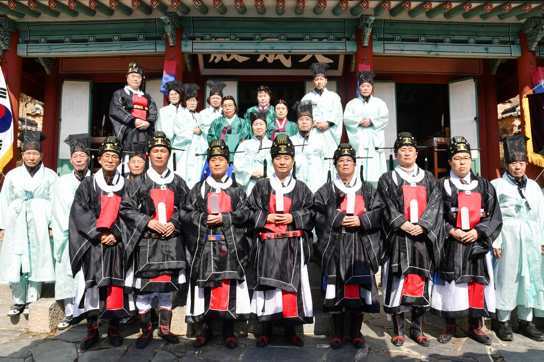 2025 화천향교 춘기 석전제가 9일 화천향교에서 최문순 군수, 오영교 전교, 조웅희 부의장을 비롯한 유림 등이 참석한 가운데 봉행됐다.