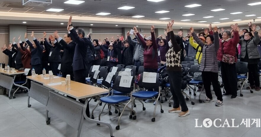 세계평화연합(UPF) 북부산지회와 남북통일운동국민연합 북부산지회가 공동주관한 ‘국난 극복과 신통일한국을 위한 북구 대국민 한민족 선민 강연회’ 마지막 순서로 참석자들이 억만세삼창을 하고 있다.