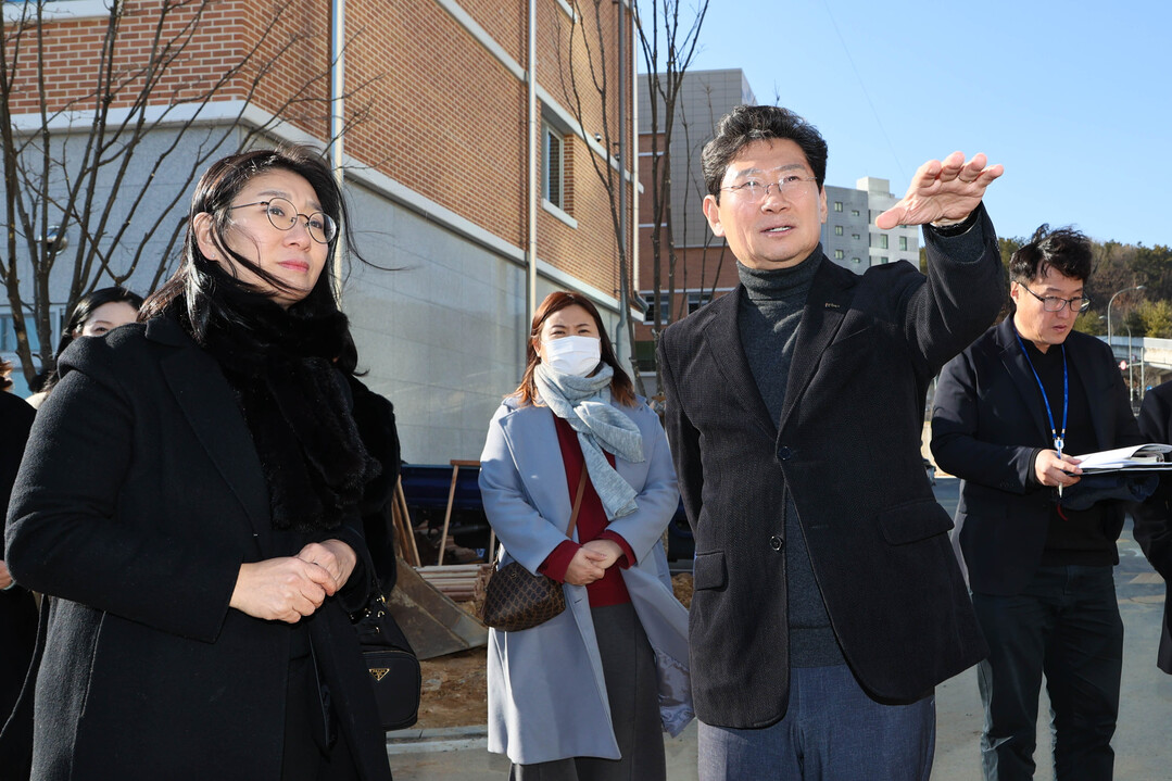 지난달 20일 이상일 용인시장이 처인초중통합학교를 방문해 시설과 환경을 점검하는 모습. 용인시 제공