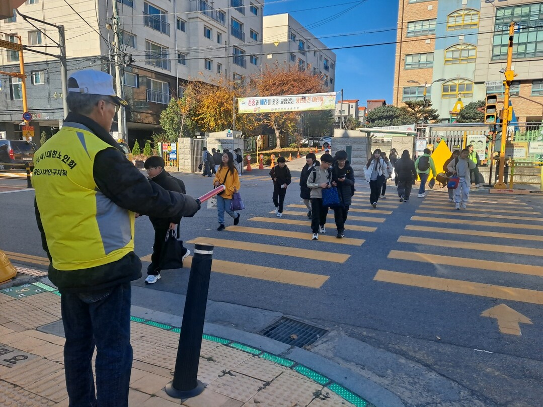 등하교안전지킴이 활동 모습.