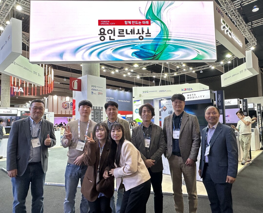 MWC 2025 용인특례시관 참가 기업 관계자 단체사진. 용인시 제공
