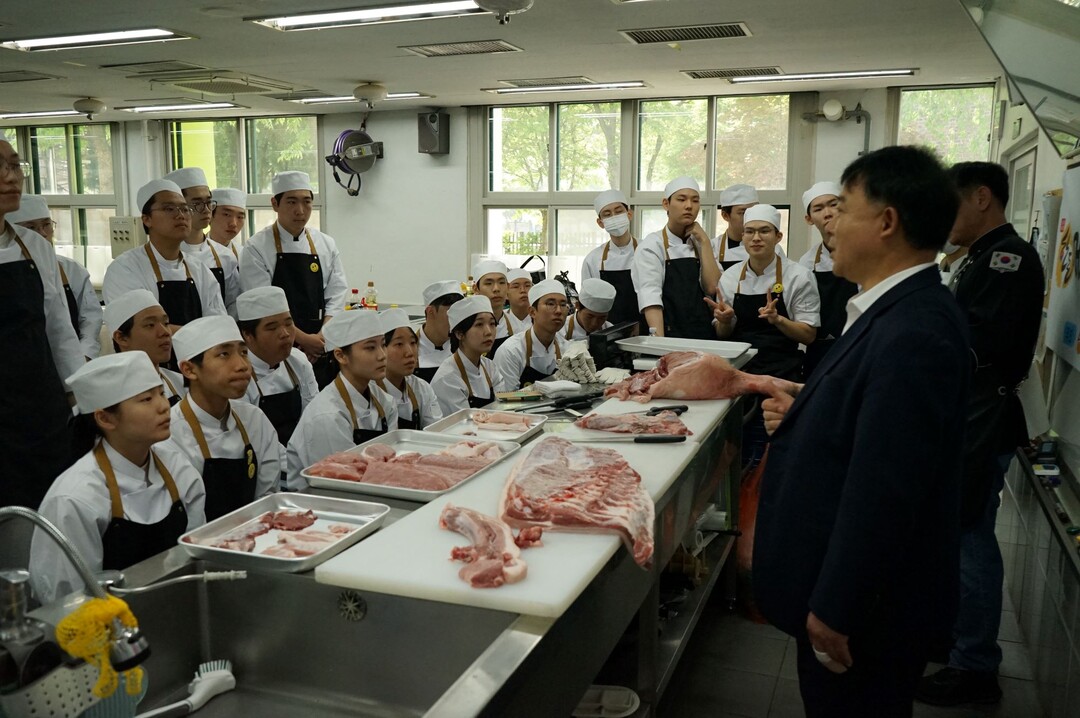 한돈자조금위원회 이원복 사무국장이 지난해 진행된 ‘2024 특성화고 대상 한돈 인재 양성 교육’에서 교육 취지와 한돈자조금에 대해 설명하는 모습이다. 