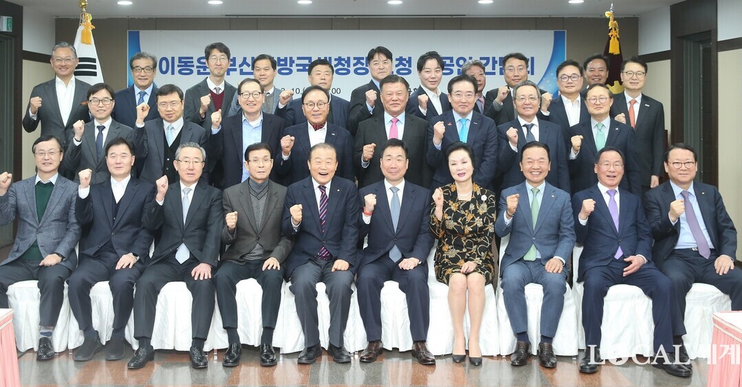 부산상공회의소(회장 양재생. 앞줄 왼쪽에서 다섯 번째)가 10일 오후 부산상의 국제회의장에서 지역 상공인 등 40여명이 참석한 가운데 이동운(오른쪽에서 다섯 번째) 부산지방국세청장을 초청, 간담회를 종료한 뒤 기념촬영을 하고 있다. 부산상의 제공