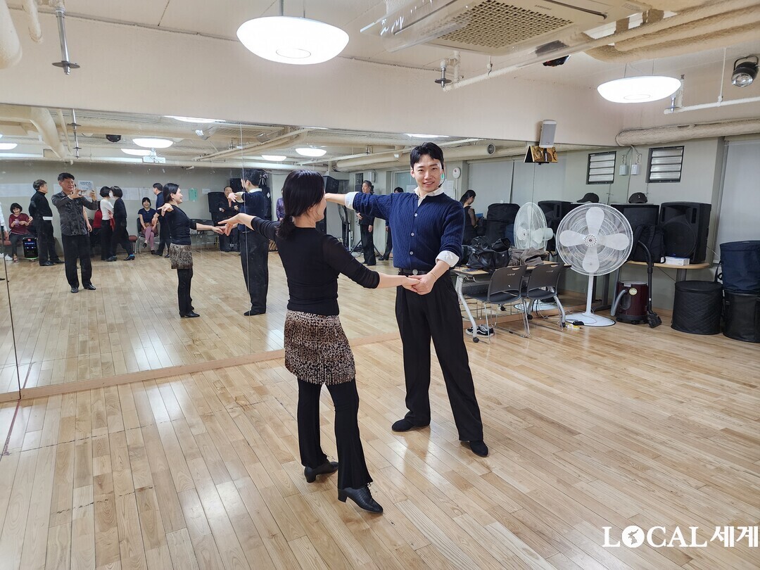 서울시청 동호회방에서 댄스스포츠를 지도 받고 있는 쉘위댄싱 총무 왼쪽, 정면 오른쪽 김동연 교사.