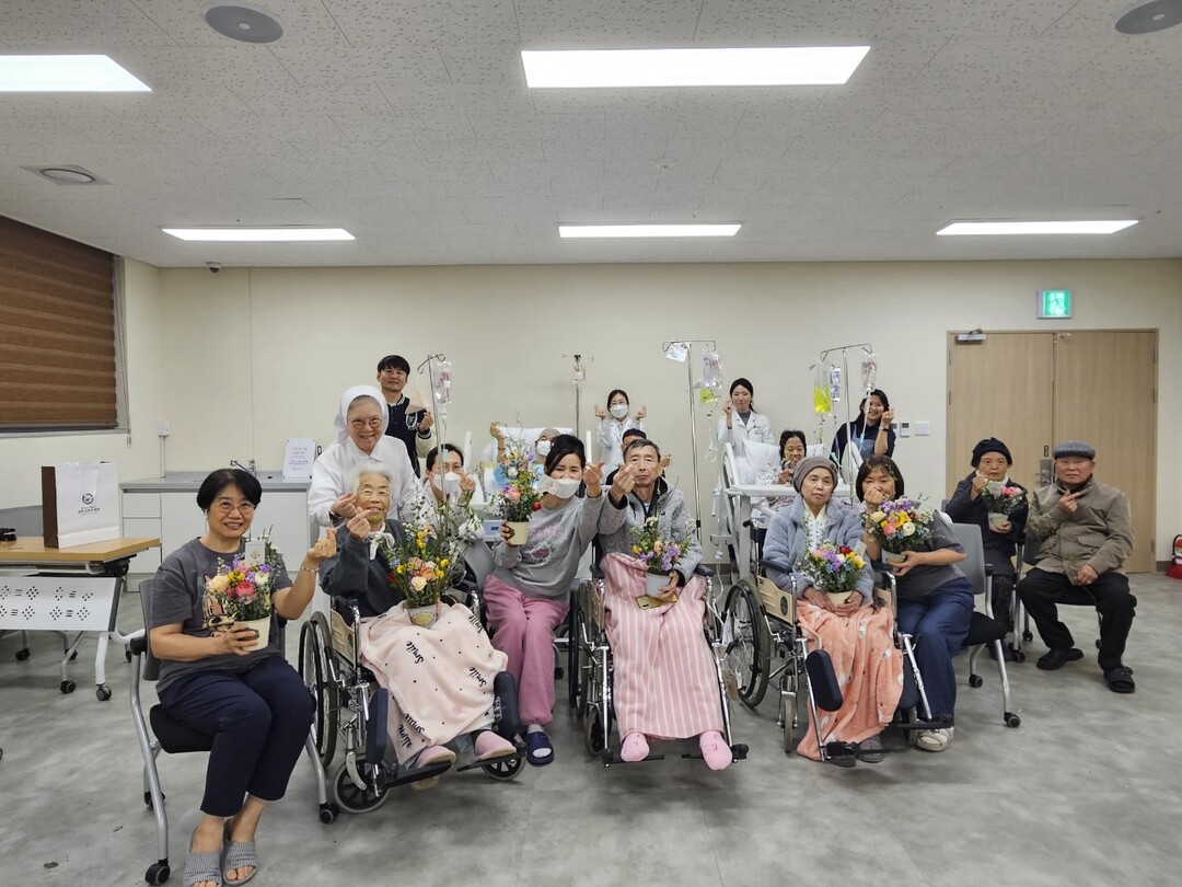 용인시는 호스피스 성루카병원 환자와 보호자를 대상으로 치유농업서비스 원예교육을 진행하고 있다. 용인시 제공