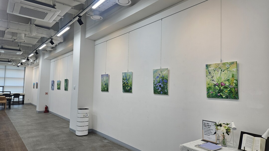 수지도서관 북갤러리에서 진행 중인 스케치북을 열다’展. 용인시 제공