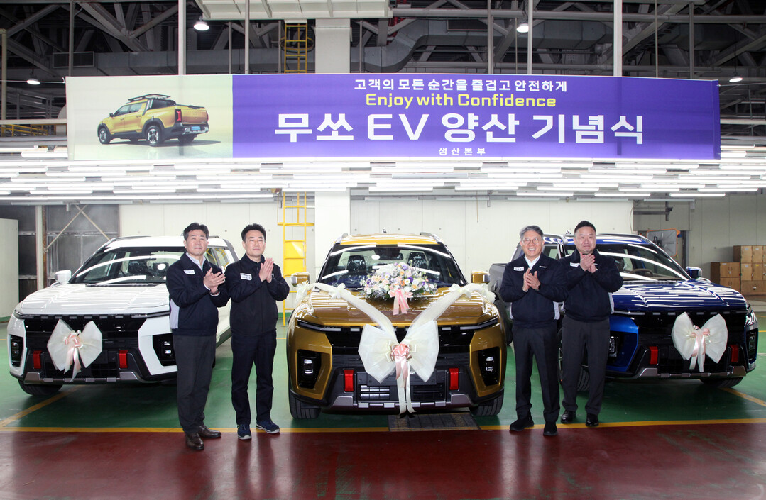 지난 11일 열린 ‘무쏘 EV’ 양산 기념식에서 임직원들이 기념 사진 촬영을 하고 있다. 사진 왼쪽부터 황기영 대표이사, 노철 노동조합 위원장, 곽재선 회장, 박장호 대표이사. KGM 제공